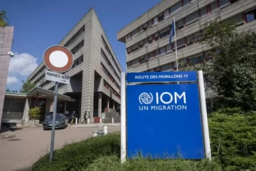 ட்ரம்பால் 1,000 அலுவலர்களை வீட்டுக்கு அனுப்பும் புலம்பெயர்தல் அமைப்பு