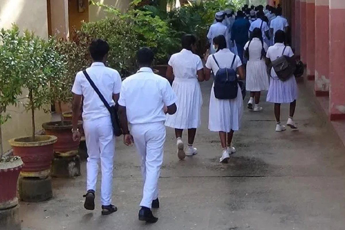 நாட்டில் எரிபொருள் வரிசைகள்; பாடசாலைகள் மூடப்படுமா? | Fuel Queues No Decision Yet To Close Schools