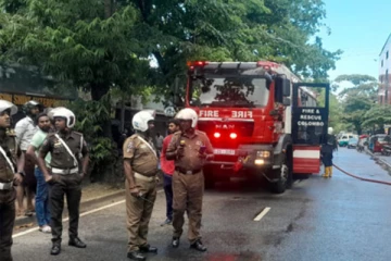 தீயில் எரிந்து கருகிய நான்கு முச்சக்கர வண்டிகள்