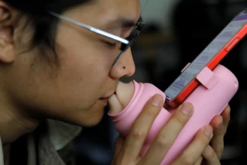 முத்ததிற்காக கண்டுபிடிக்கப்பட்ட அதிசய கருவி; அதிகரிக்கும் விற்பனை!