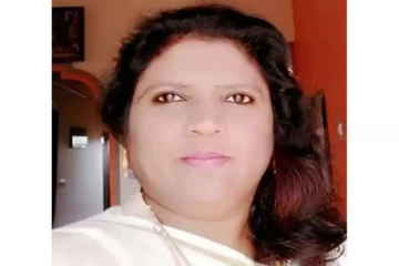 வகுப்பறைக்கு செல்ஃபோனுடன் வந்ததால் மாணவியின் ஆடைகளை அவிழ்த்து துன்புறுத்திய ஆசிரியை