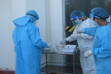 களுவாஞ்சிகுடி ஆதார வைத்தியசாலையில் தாதியர் போராட்டத்தால் பி.சி.ஆர் பரிசோதனை மேற்கொள்ளும் வைத்தியர்கள்