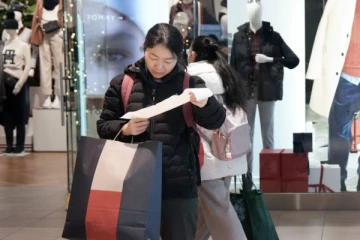 விடுமுறை செலவுகளை கட்டுப்படுத்தும் கனடியர்கள்