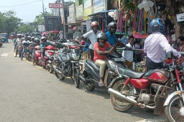 எரிபொருளுக்கு தட்டுப்பாடு - மிக நீண்ட வரிசையில் காத்திருக்கும் மக்கள் (படங்கள்)