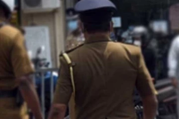 வேன் ஒன்றை துரத்திச் சென்று பொலிஸார் துப்பாக்கிச் சூடு