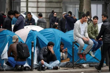 பாரிஸ் சுரங்கத்துக்குள் தங்கியிருந்த அகதிகள் திடீர் வெளியேற்றம்