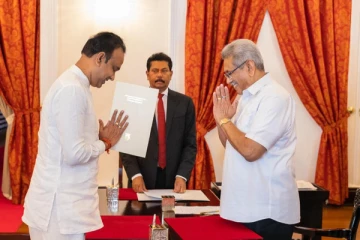 "Sir Fail" என கோட்டாபயவை விமர்சித்த ஹரின் மற்றும் மனுஷவுக்கு கோட்டாபயவின் கைகளாலேயே வழங்கப்பட்ட பதவிப்பிரமாணம்!