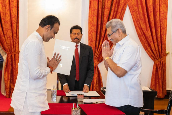 “Sir Fail” என கோட்டாபயவை விமர்சித்த ஹரின் மற்றும் மனுஷவுக்கு கோட்டாபயவின் கைகளாலேயே வழங்கப்பட்ட பதவிப்பிரமாணம்! - ஐபிசி தமிழ்