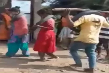 காதலருடன் ஊரை விட்டு ஓடிய இளம்பெண்ணுக்கு நேர்ந்த கொடுமை! கழுத்தில் டயர் மாட்டி நடனம் ஆடவிட்ட உறவினர்கள்.. வைரலாகும் வீடியோ