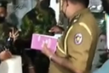 පිහියක් අතැතිව සැක කටයුතු පුද්ගලයෙකු අරලිය මන්දිරයෙන් හමු වේ.. (VIDEO)