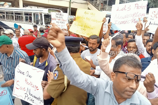 நுவரெலியாவின் விலைமதிப்பற்ற அடையாளம்! தபால் நிலையத்தை காக்க போராட்டத்தில் குதித்த மக்கள்(Video) | Nuwara Eliya Post Office News