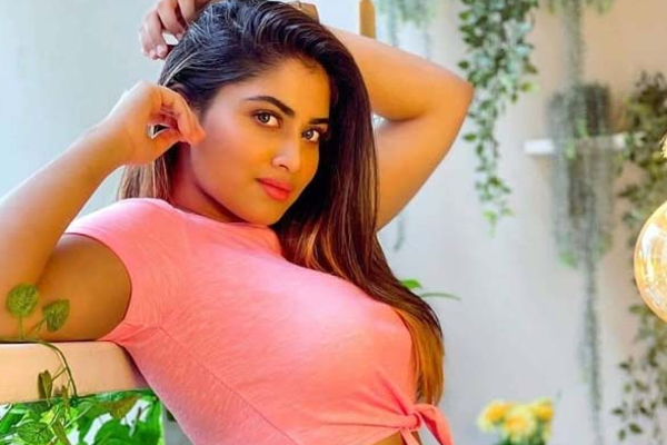 குட்டை ட்ரவுசரில் தொடை அழகை காட்டிய ஷிவானி! இவ்வளவு கவர்ச்சியாவா ஆடை அணிவீங்க? எழும் கேள்வி | Actress Shivani Narayanan Leg Showing Hot Photo