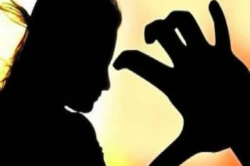 யாழில் அதிர்ச்சி சம்பவம் ; பெண்ணின் விரல்களை துண்டித்த அயல் வீட்டு இளைஞர்