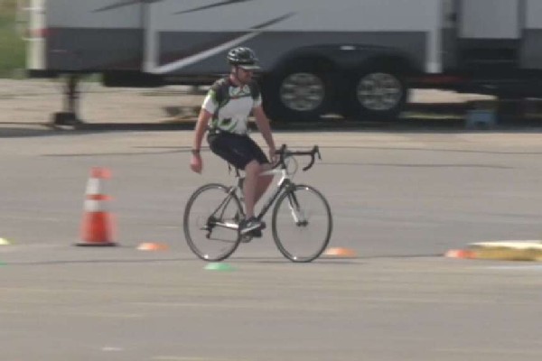 கிண்ணஸ் உலக சாதனை படைத்த கனேடியர் | Look Ma No Hands Calgary Man Breaks Guinness