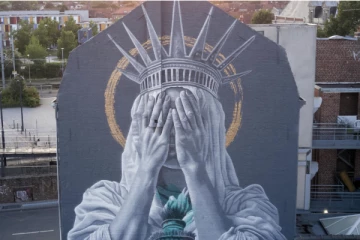 முகத்தை மூடியபடி நிற்கும் சுதந்திர தேவி சிலை: ட்ரம்ப் ஆதரவாளர்கள் கோபம்