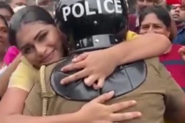 ஆர்ப்பாட்டத்தில்  பெண் பொலிசாரை கட்டித்தழுவிய   ஹிருணிகா!