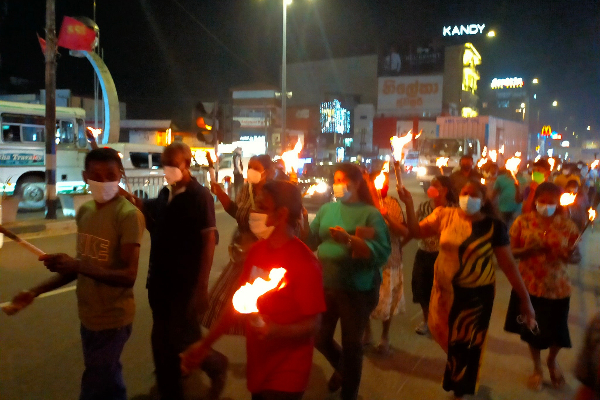 அரசாங்கத்திற்கு எதிராக நள்ளிரவில் தீப்பந்தங்களுடன் வீதிக்கு வந்த மக்கள் (காணொளி) - ஐபிசி தமிழ்