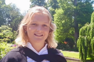 சைக்கிளில் இருந்து தூக்கி வீசப்பட்டு பிரித்தானிய இளம்பெண்: அதிர்ச்சிக்குள் சிக்கிய துணைவர்