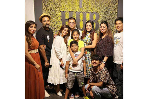 தனது அண்ணன், அக்கா குடும்பத்துடன் நடிகை சினேகா எடுத்த லேட்டஸ்ட் க்ளிக்- அழகிய குடும்பம் | Sneha Family Pic Latest