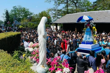 பெல்ஜியம் பெனு அன்னை புனித நீர் ஊற்றை நோக்கிய தமிழர் திருயாத்திரை