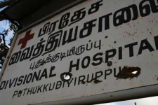புதுக்குடியிருப்பு வர்த்தக நிலையத்தில் திடீரென மயங்கி விழுந்த நபர்
