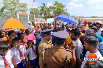 විශාල කලබලයක් - පාසල් නිල ඇදුම් සමගම දරුවන් හා මහජනයා විරෝධතාවයක