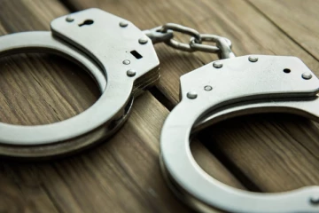 පොලිස් වෙස් ගෙන සොරකම් සහ කොල්ලකෑම් රැසක් කරලා.