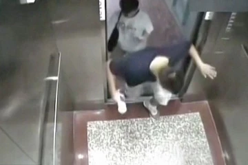 வைத்தியசாலையில் மின்னுயர்த்திக்குள் சிக்கிய நபர்