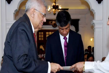 அமைச்சுப் பதவிகளுடன் ரணில் பக்கம் தாவும் சஜித்தின் எம்.பிக்கள்