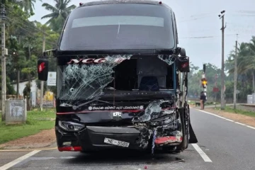 கொழும்பில் இருந்து யாழ்ப்பாணம் சென்ற அதிசொகுசு பேருந்து விபத்து