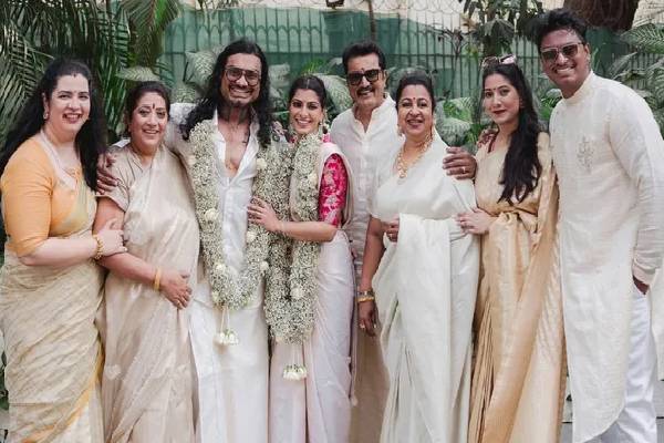 மாமியாரிடம் குறும்பு செய்த நடிகை வரலட்சுமியின் கணவர்... வைரலாகும் காணொளி! | Varalaxmi Sarathkumar Mom Birthday Video Viral