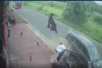 மின்னல் வேகத்தில் வந்த கார் பைக் மீது மோதல்! தலைகீழாக தூக்கி வீசப்பட்ட பெண்; பதற வைக்கும் சிசிடிவி காட்சி