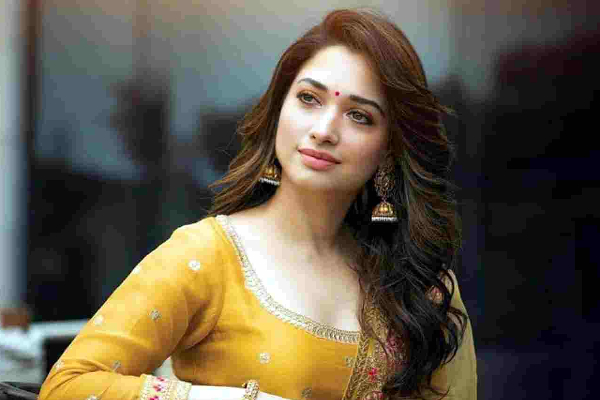 நடிகை தமன்னாவின் அம்மாவை பார்த்துள்ளீர்களா..! புகைப்படத்துடன் இதோ | Tamanna Bhatia Mother Picture