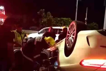 அலரி மாளிகைக்கு முன்பாக விபத்துக்குள்ளாகிய சொகுசு கார்