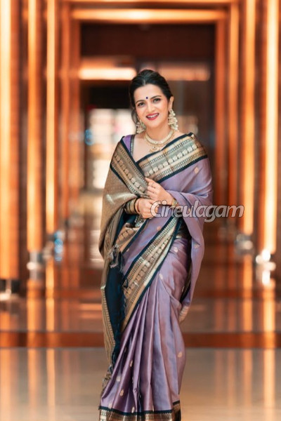சீரியல் நடிகை தொகுப்பாளினி டிடிக்கு கொடுத்த பரிசு... யார் என்ன கொடுத்தாங்க தெரியுமா, செம போட்டோஸ் | Anchor Dd Latest Saree Attire Photos
