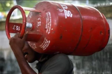 சமையல் எரிவாயு சிலிண்டர் விலை ரூ.25 உயர்வு - இல்லத்தரசிகள் அதிர்ச்சி