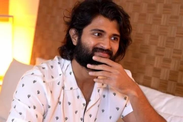 நடிகர் விஜய் தேவரகொண்டாவா இது, ஆளே மாறிவிட்டாரே?- அசந்து பார்க்கும் ரசிகர்கள்