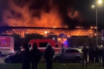 ரஷியாவின் மிகப்பெரிய மார்க்கெட்டில் பயங்கர தீ விபத்து ; அலறி அடித்து ஓடிய மக்கள்