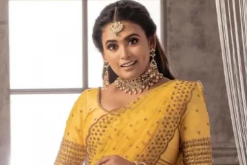 வண்ணத்துப்பூச்சி உடையில் வில்லி வெண்பா: கர்ப்பமாக இருக்கும் போது யாரும் திட்டாதீங்க!