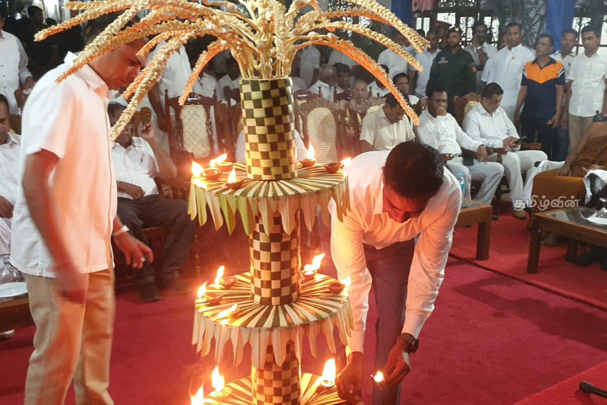நாடளாவிய ரீதியில் கொண்டாட்டப்படும் வெசாக் பண்டிகை - திரளும் பொதுமக்கள் | Vesak Festival Celebrated Islandwide நாடளாவிய ரீதியில் கொண்டாட்டப்படும் வெசாக் பண்டிகை - திரளும் பொதுமக்கள் | Vesak Festival Celebrated Islandwide