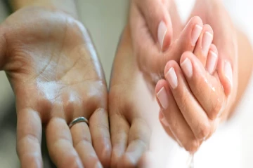 கைகளில் வியர்வை வர என்ன காரணம் தெரியுமா? இந்த நோய் இருக்கலாம் ஜாக்கிரதை