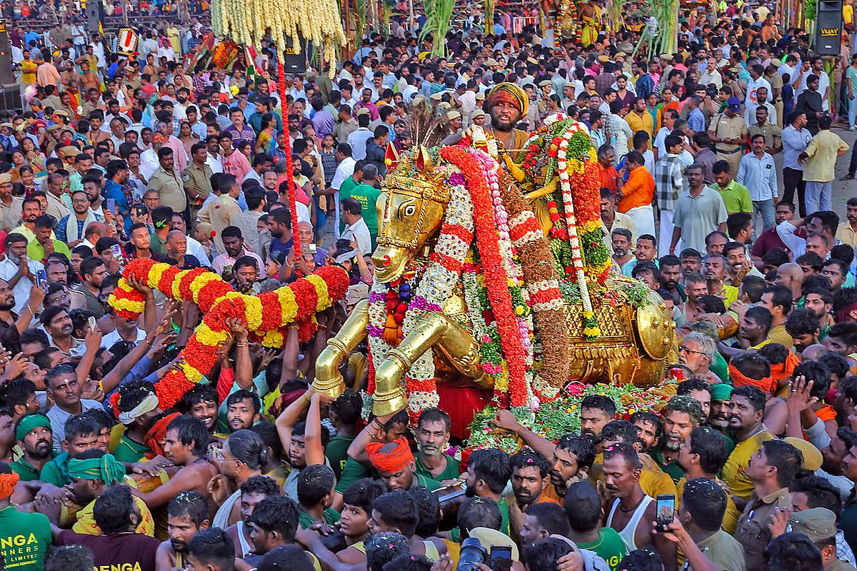 பச்சை பட்டு உடுத்தி வைகை ஆற்றில் இறங்கினார் கள்ளழகர் | Kallalagar Vaigai River Thiruvizha Update
