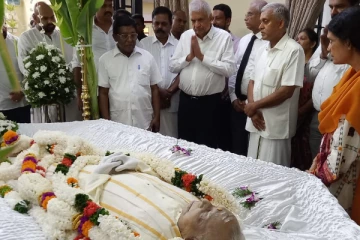 சம்பந்தனின் பூதவுடலுக்கு அஞ்சலி செலுத்திய அரசியல் பிரமுகர்கள்