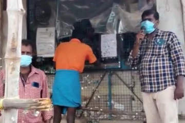 டாஸ்மாக் கூட்டத்தை கட்டுப்படுத்த மைக் செட்  ஒளிபரப்பு