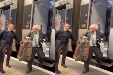 ரயிலில் ஒரு பையுடன் பயணிக்கும் முன்னாள் பிரிட்டிஷ் பிரதமர்