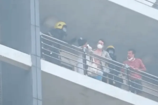 கொழும்பு - நாரஹேன்பிட்டி தொடர்மாடி குடியிருப்பில் தீ விபத்து; மூவர் மருத்துவமனையில்... மீட்பு பணிகள் தீவிரம் | Fire Breaks Colombo Narahenpita Apartment Complex கொழும்பு - நாரஹேன்பிட்டி தொடர்மாடி குடியிருப்பில் தீ விபத்து; மூவர் மருத்துவமனையில்... மீட்பு பணிகள் தீவிரம் | Fire Breaks Colombo Narahenpita Apartment Complex