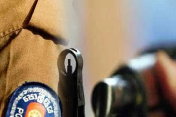 රාජකාරි ස්ථානයේදීම පොලිස් සැරයන්වරයෙකු වෙඩි තබා ගනී..!