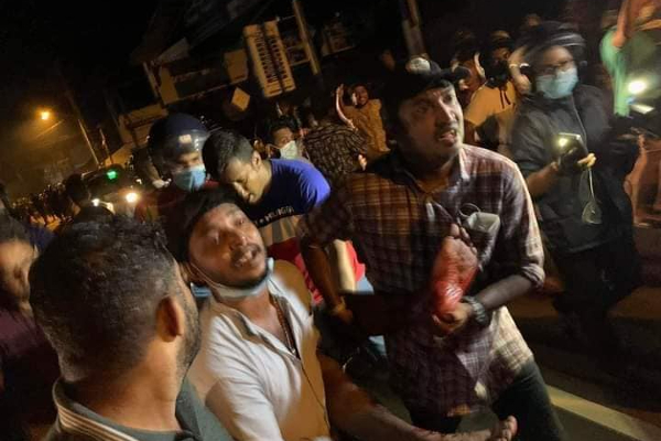 நள்ளிரவு தாண்டி தொடரும் ஆர்ப்பாட்டம்: அதிர்ச்சியை ஏற்படுத்தும் புகைப்படங்கள்! | Gotabaya House Colombo Portest Public Police Army நள்ளிரவு தாண்டி தொடரும் ஆர்ப்பாட்டம்: அதிர்ச்சியை ஏற்படுத்தும் புகைப்படங்கள்! | Gotabaya House Colombo Portest Public Police Army