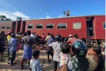 மட்டக்களப்பில் தொடருந்து பாதையை மறித்து பொதுமக்கள் போராட்டம் (photos)