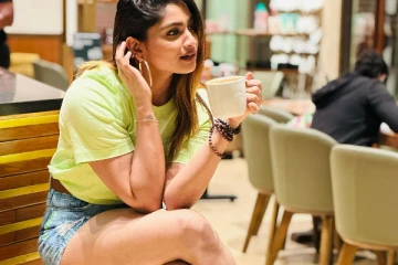 நடிகை ஷிவானி நாராயணன் ஷார்ட் உடையில் வேற லெவல் கிளாமர்